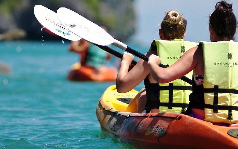 Enjoy the beautiful sea with your friends on the sea.